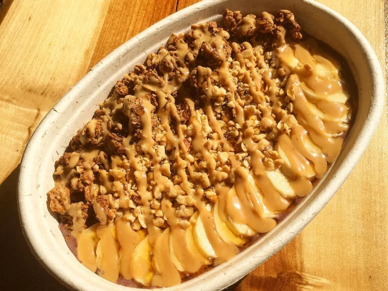 Opciones crujientes de bowl de açaí Elvis Crunch-ly