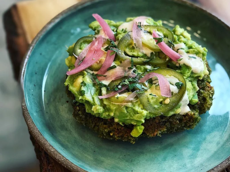 ¿Alguna vez has probado una tostada de aguacate servida en gofre de falafel?