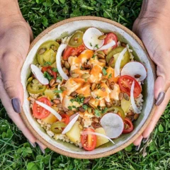 Bowl de pollo al pastor con piña, tomates, jalapeño y semillas de calabaza sobre arroz