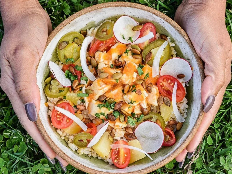 Bowl de pollo al pastor con piña, tomates, jalapeño y semillas de calabaza sobre arroz