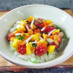 estilo Maui poke bowl con atún ahi y mango
