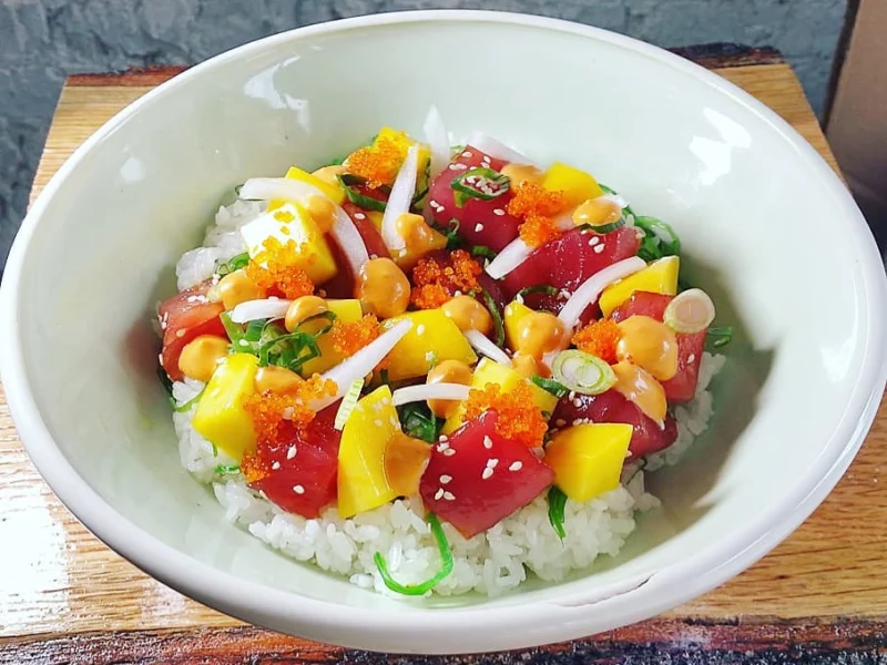 estilo Maui poke bowl con atún ahi y mango