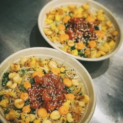 Deux poke bowls avec du thon, du maïs et des graines de sésame