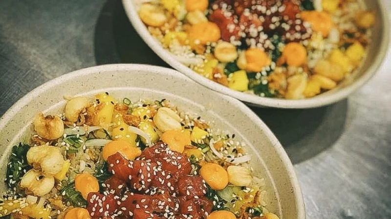 Dos poke bowls con atún, maíz y semillas de sésamo