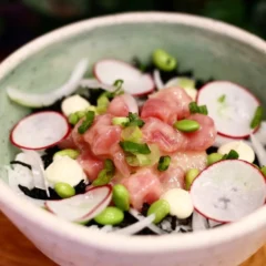 poke bowl con atún, rábano, edamame y mayonesa de wasabi