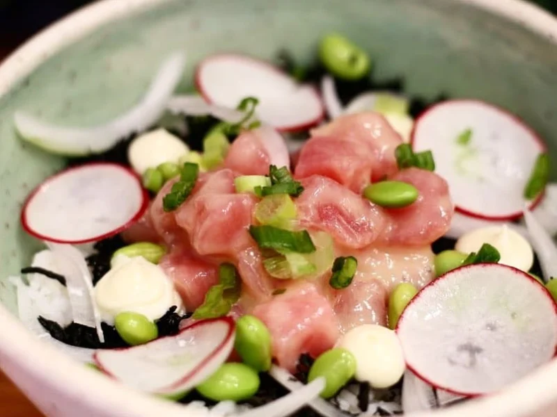 poke bowl con atún, rábano, edamame y mayonesa de wasabi