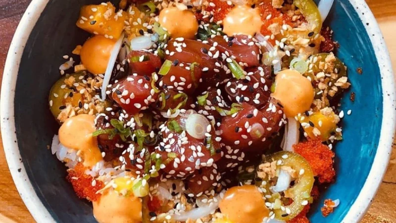 poke bowl personalizado com atum, manga e sementes de gergelim