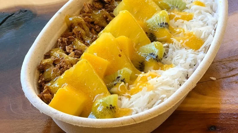 Tazón tropical de bowl de açaí con mango, kiwi, coco y granola