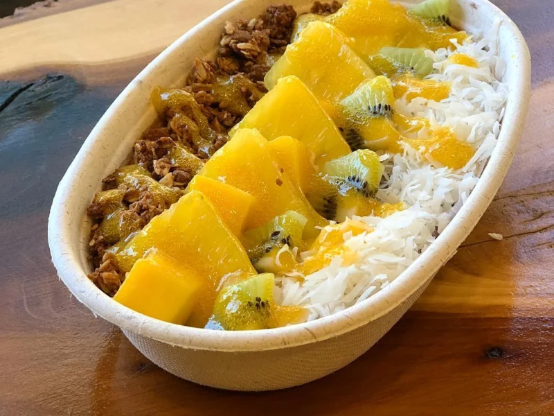Tazón tropical de bowl de açaí con mango, kiwi, coco y granola