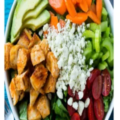 Salade de poulet Buffalo avec céleri, fromage bleu et carottes