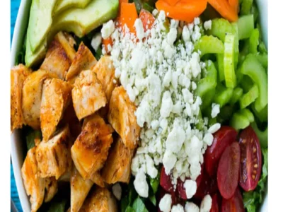 Ensalada de pollo búfalo con apio, queso azul y zanahorias
