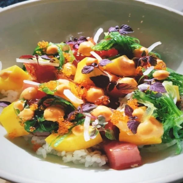style Maui poke bowl avec saumon, mangue et salade d'algues
