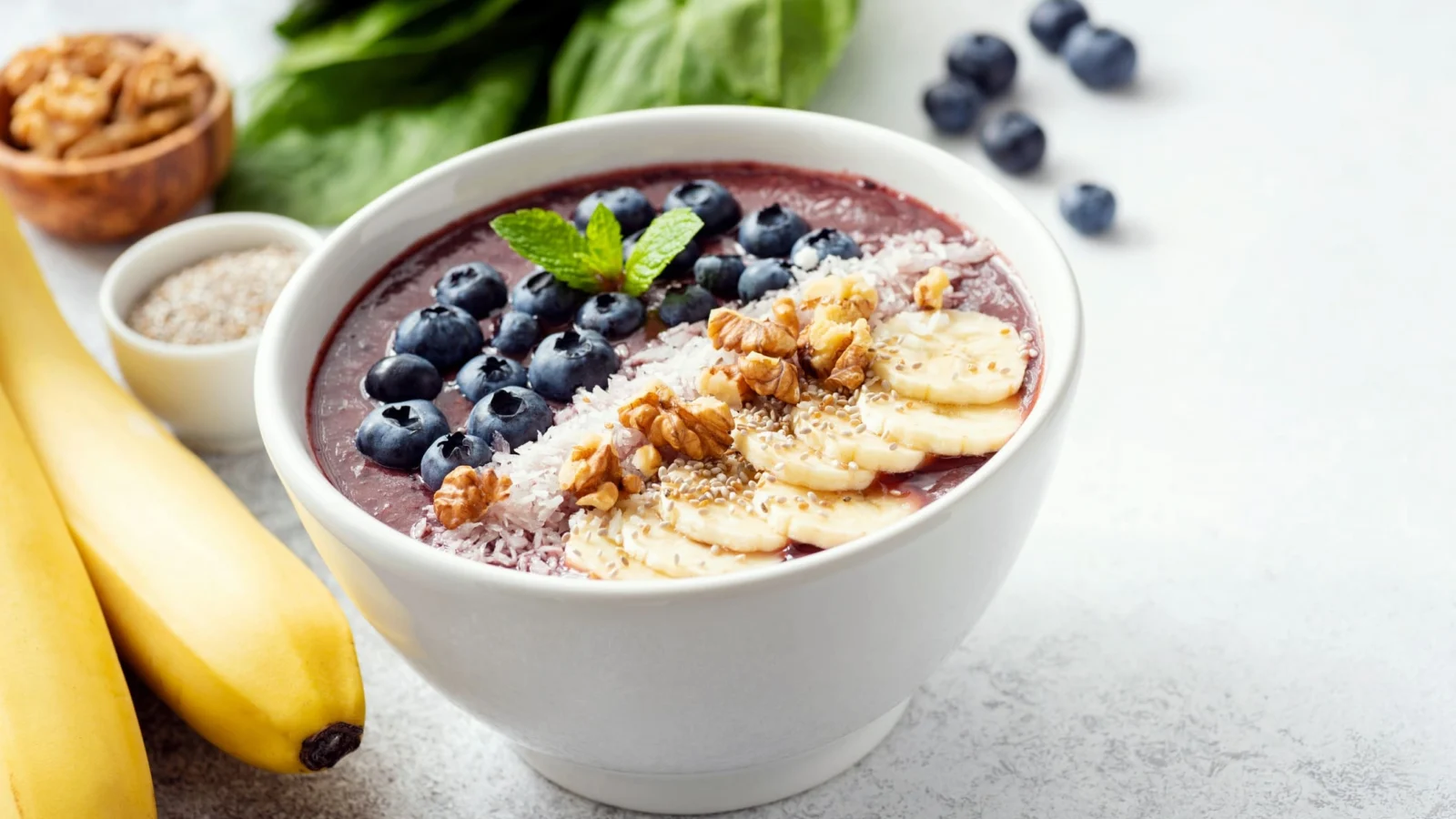 bowl de açaí cubierto con plátano, arándanos y granola