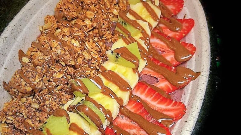 bowl de açaí de fresa con Nutella, plátano, kiwi, granola y un toque de chocolate
