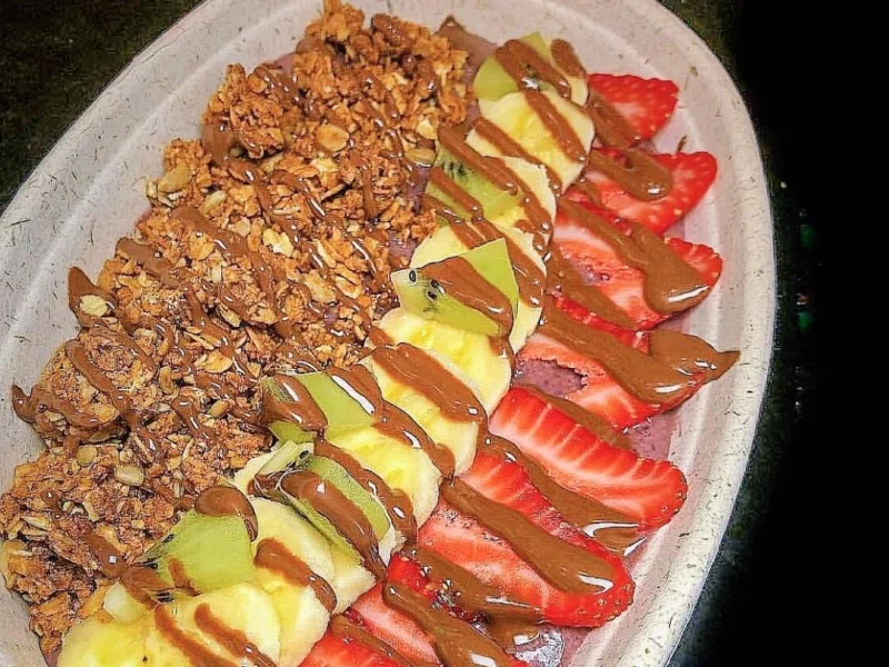 bowl de açaí de fresa con Nutella, plátano, kiwi, granola y un toque de chocolate